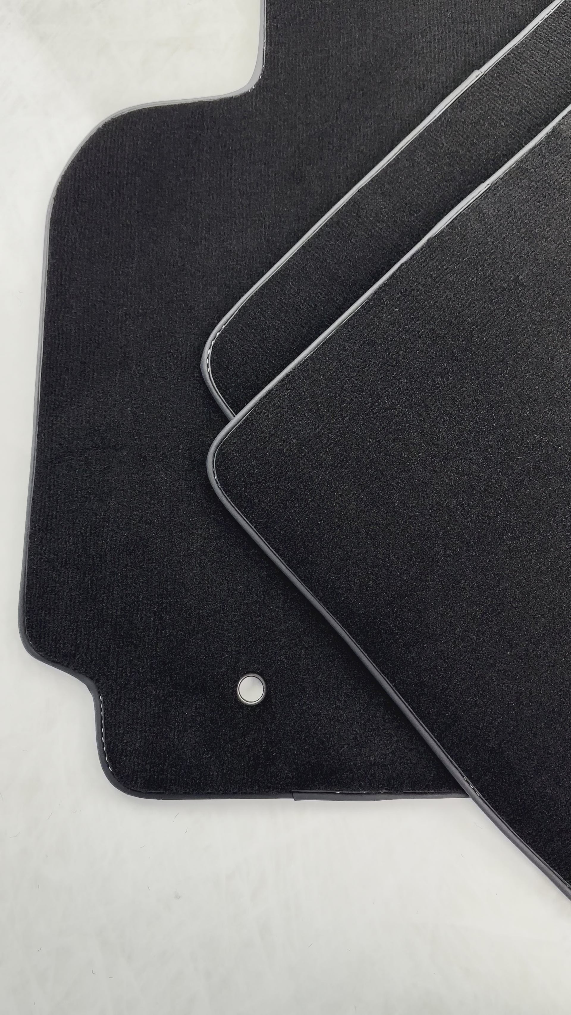 Black Floor Mats For Toyota RAV4 (2000-2003) - AutoWin