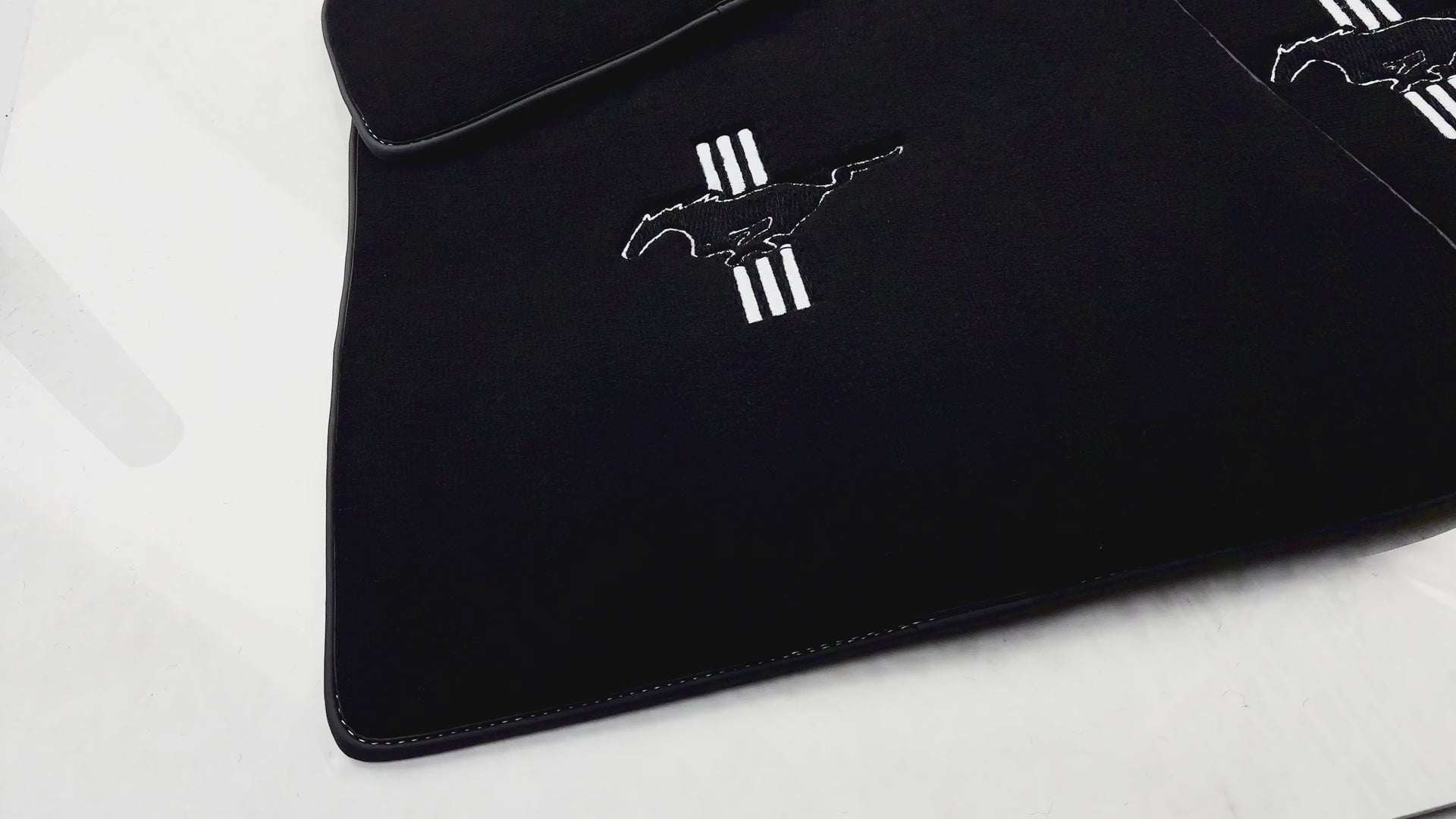 Black Floor Mats For Ford Mustang V (2004-2010) With Pony - AutoWin.EU